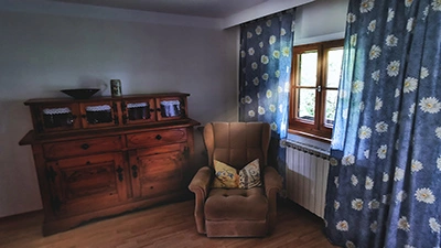Wohnzimmer mit bequemem Sessel